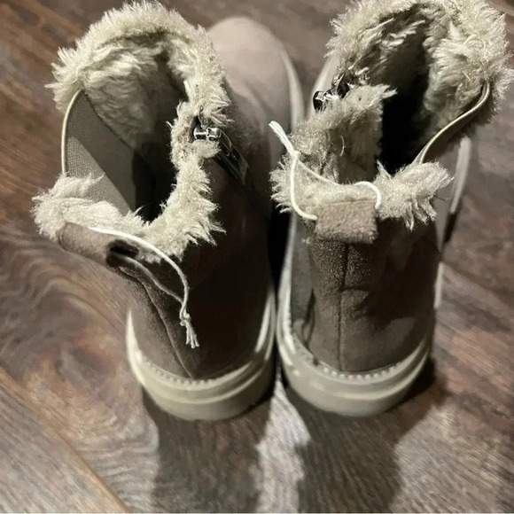 Steven New York Arian Chelsea Boot Like New size 6.5 Grey Lug soles faux fur - Picture 5 of 11